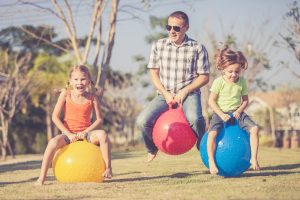 איך לגדל ילדים מאושרים